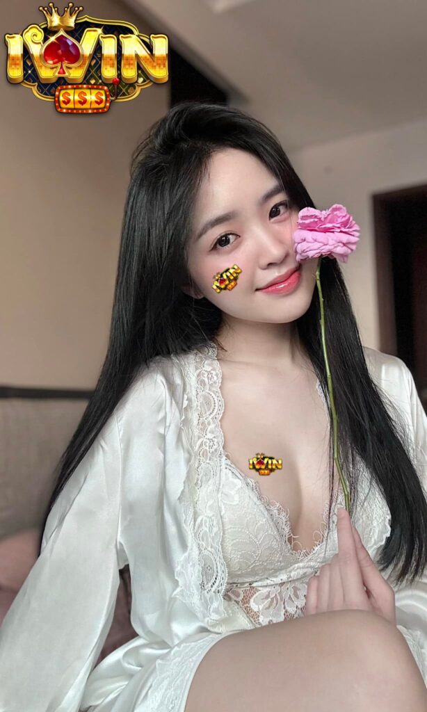 hotgirl lê phương anh thả dáng cùng với hình dán iwin club trên má